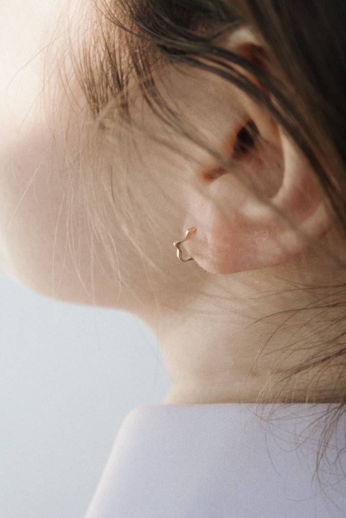 JUKSEREI PINA EAR STUD · GOLD · B-STOCK im Angebot