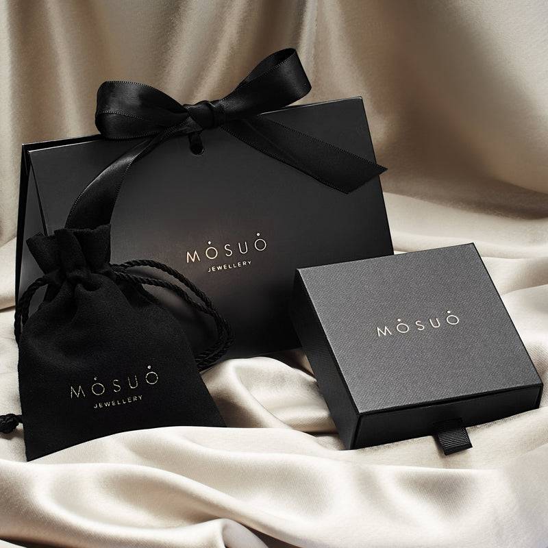Mosuo Jewellery Diamant Buchstaben Halskette “P” - Vermeil Speichern exportieren