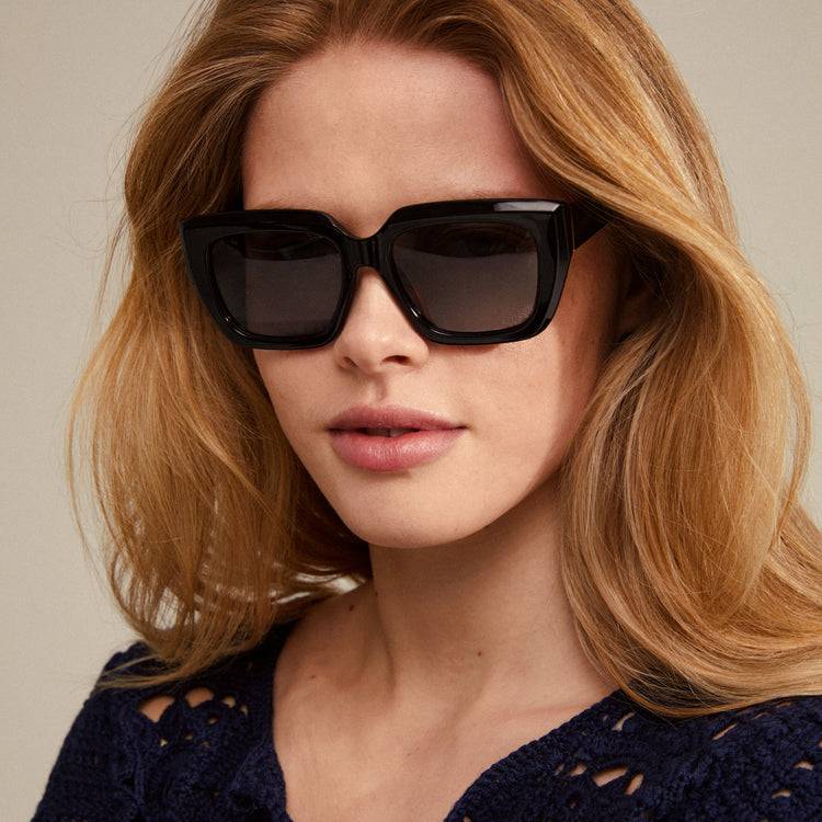 Pilgrim JOGLI Recycelte Sonnenbrille Schwarz/Gold Günstiger Verkauf