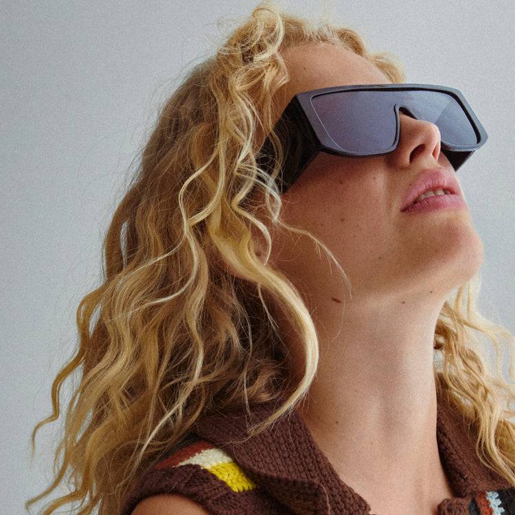Pilgrim JOHARI Recycelte Sonnenbrille Schwarz Exklusivangebot