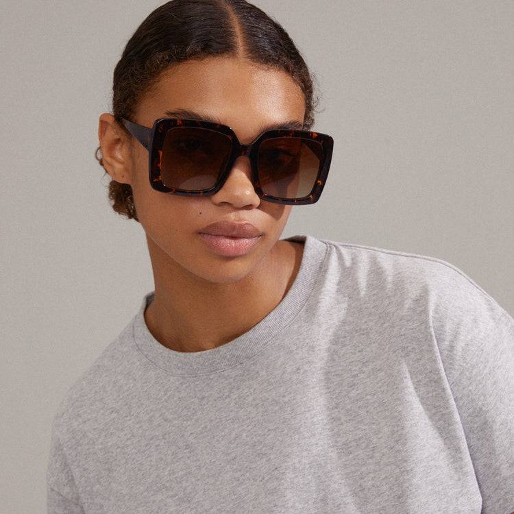 Pilgrim LUCIANA Oversized Vintage-Sonnenbrille in braunem Schildpatt Speichern exportieren