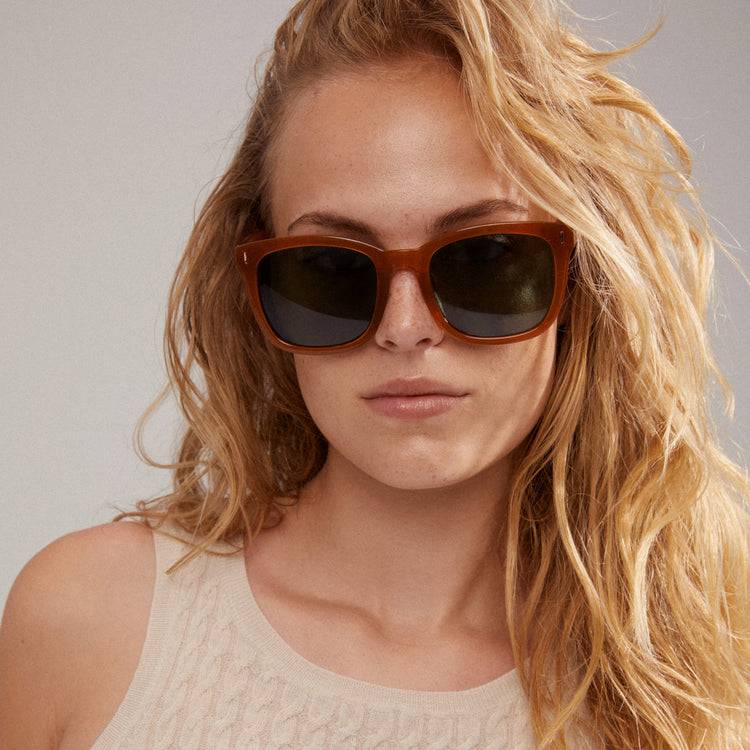 Pilgrim KATYA ikonische Retro-Sonnenbrille karamellbraun Black Friday Preise
