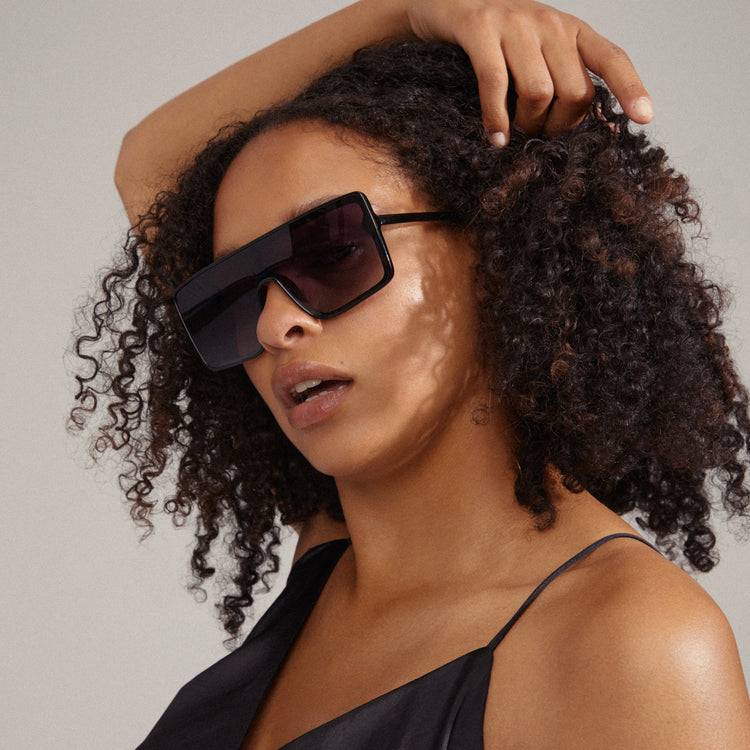 Pilgrim OCEANE eckig geformte Shield-Sonnenbrille schwarz Rabatte dieses Monats