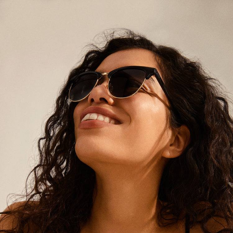 Pilgrim CHARLIE Sonnenbrille Schwarz/Gold Neueste Mode