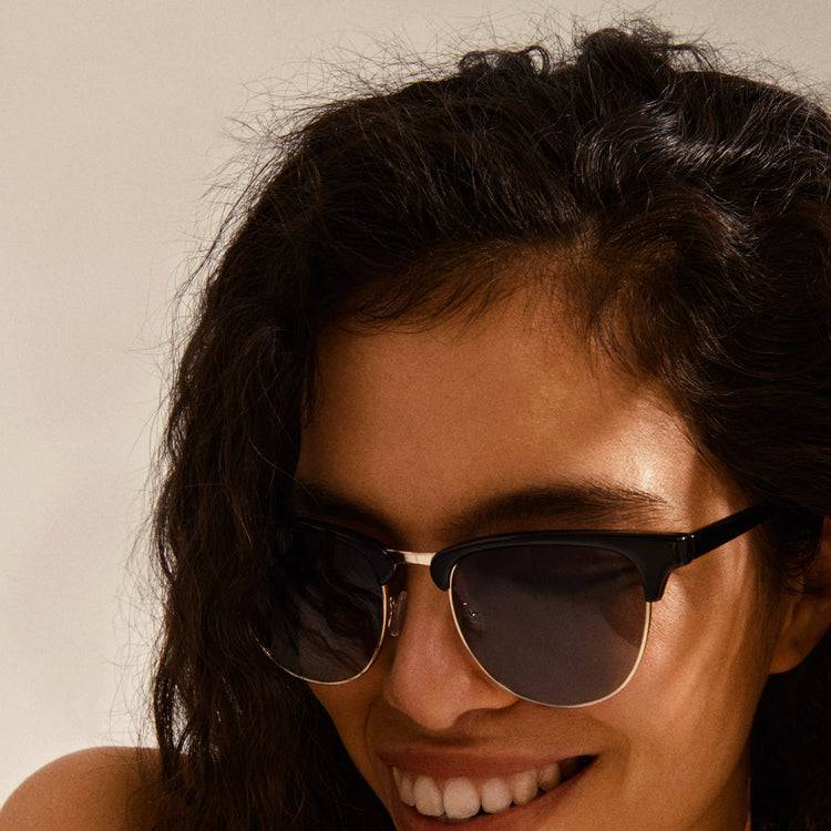 Pilgrim CHARLIE Sonnenbrille Schwarz/Gold Neueste Mode