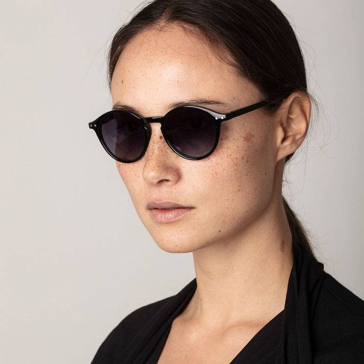 Pilgrim ROXANNE klassische runde Sonnenbrille, schwarz Begrenzte Freigabe