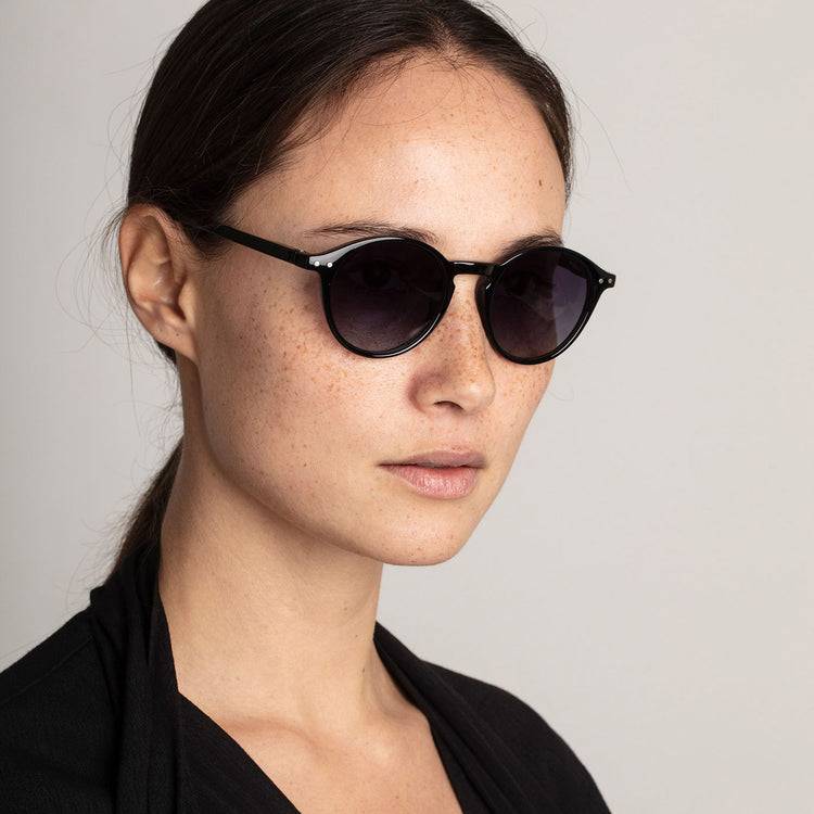 Pilgrim ROXANNE klassische runde Sonnenbrille, schwarz Begrenzte Freigabe