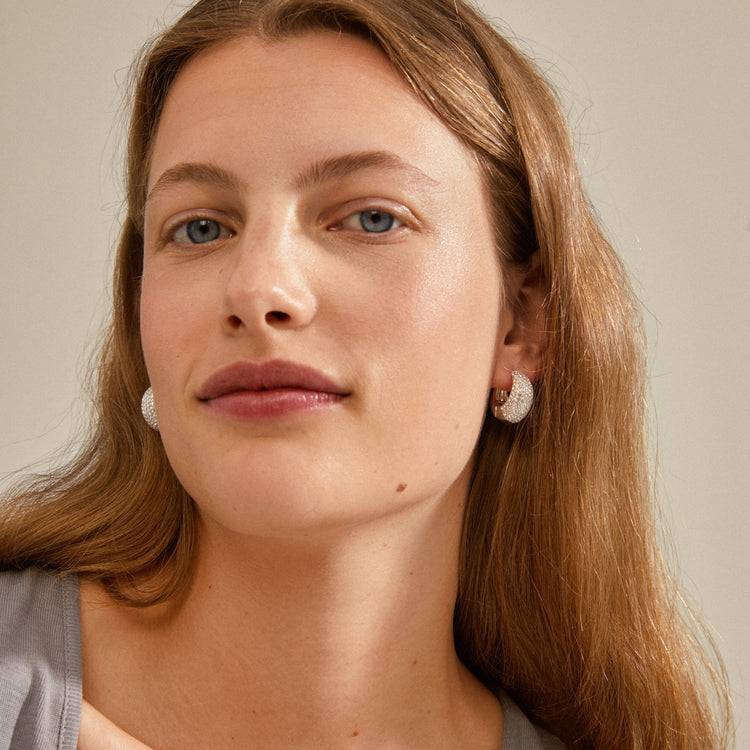 Pilgrim NAOMI recycelte Kristall-Hoops versilbert im Angebot