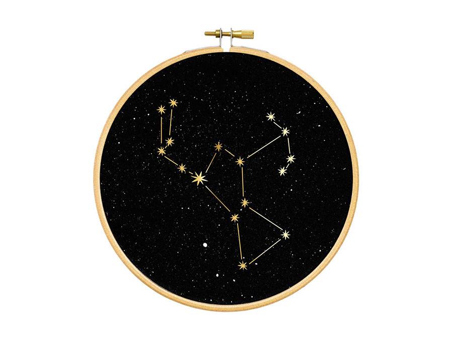 Renna Deluxe ORION Sternbild im Stickrahmen Flash Sale