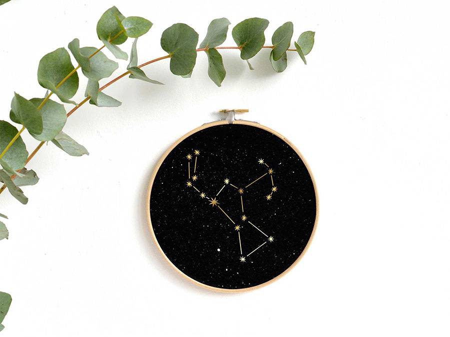 Renna Deluxe ORION Sternbild im Stickrahmen Flash Sale