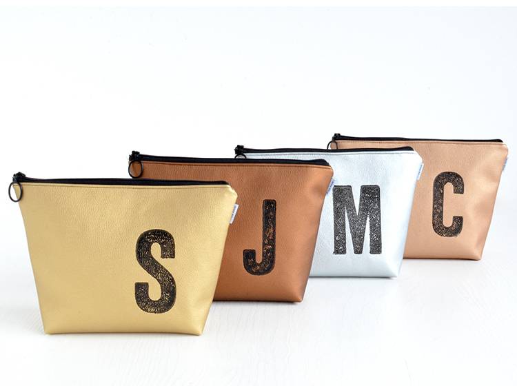 Renna Deluxe Waschtasche Metallic SILBER mit Buchstabe vegan Fabrikpreis