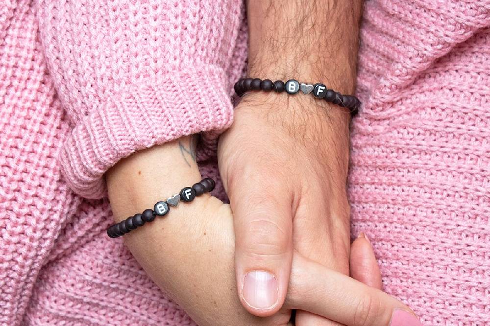 Sadingo Partnerarmband-Set aus schwarzen Acrylperlen zollfrei
