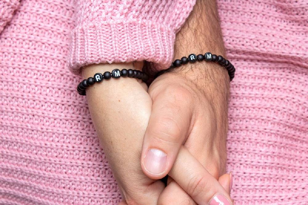 Sadingo Partnerarmband-Set aus schwarzen Acrylperlen Preisnachlass