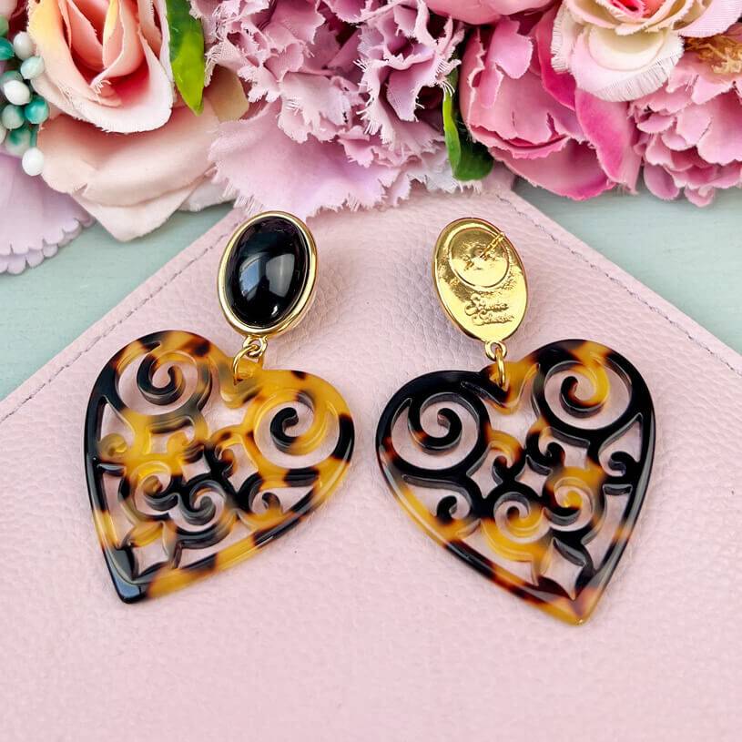 SchwesterSchwester Schöne Herz-Ohrringe mit schwarzen Ohrsteckern und Herz-Ornamenten in Schildpattfarben Discount Store für neue Produkte