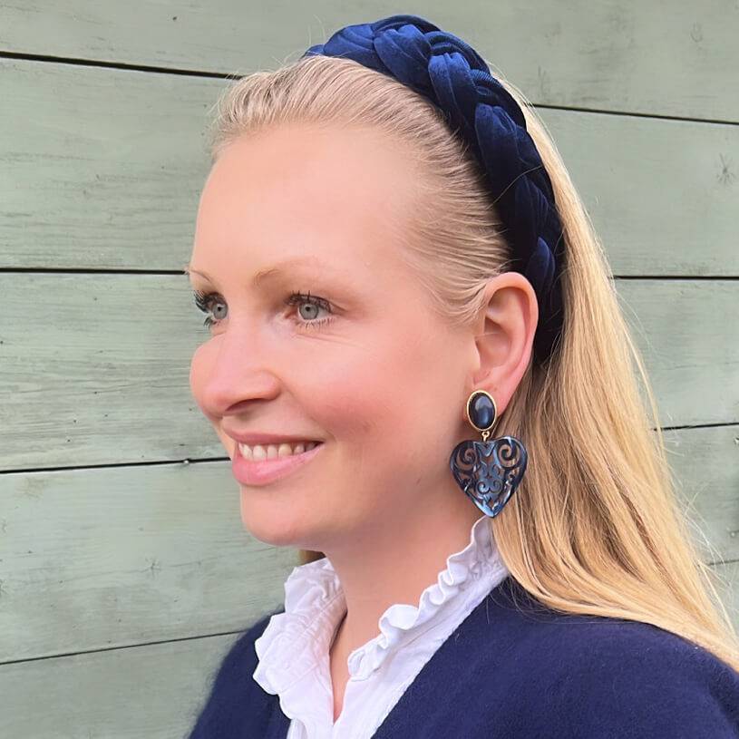 SchwesterSchwester Schöne Herz-Ohrringe mit dunkelblauen Ohrsteckern und schimmernden Herz-Ornamenten von AmuseToi zollfrei