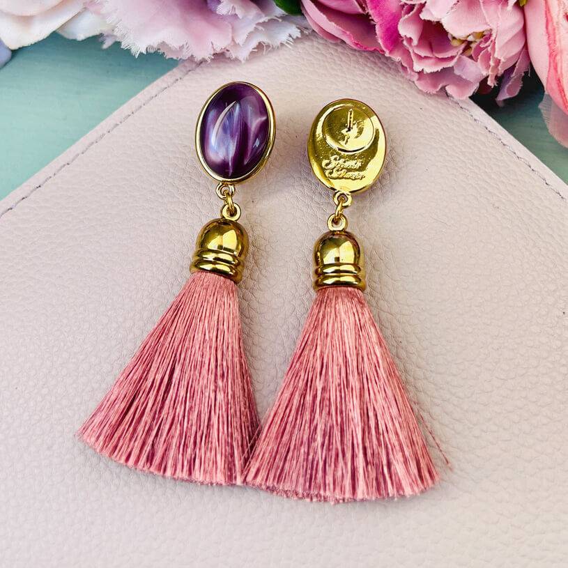 SchwesterSchwester Quasten Ohrringe als Ohrstecker in Amethyst mit Quaste in Puderrosa von AmuseToi Outlet