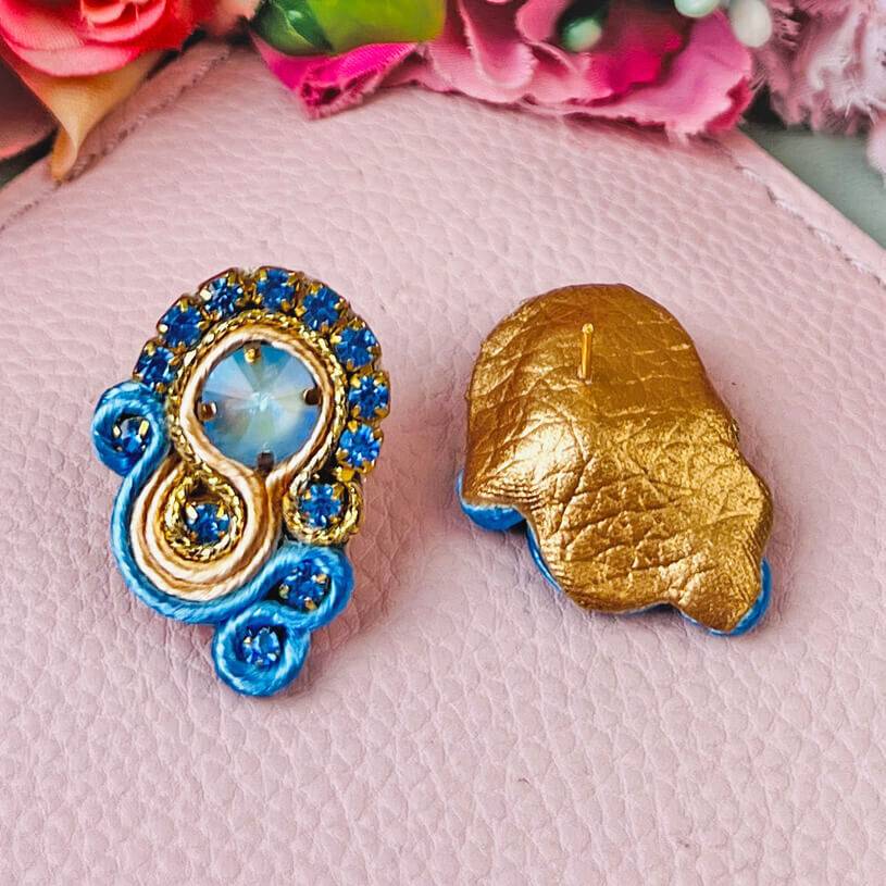 SchwesterSchwester Kleine Soutache-Ohrringe in Blautönen und Gold im Angebot