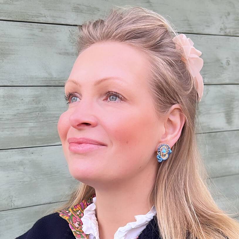 SchwesterSchwester Kleine Soutache-Ohrringe in Blautönen und Gold im Angebot