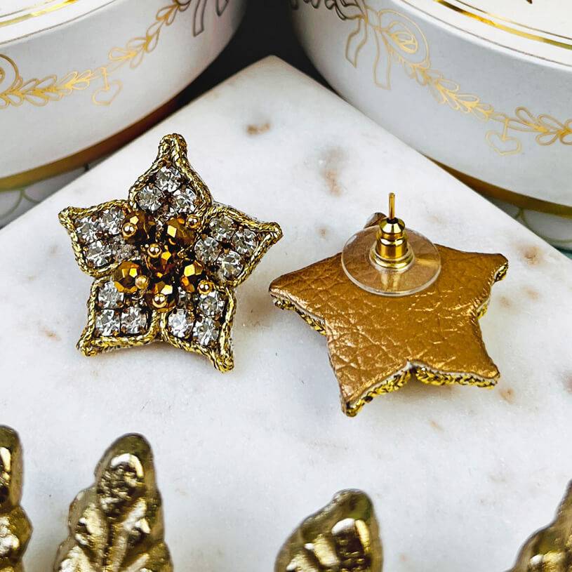 SchwesterSchwester Süße Blumen-Soutache-Ohrringe in Gold Fabrikverkauf