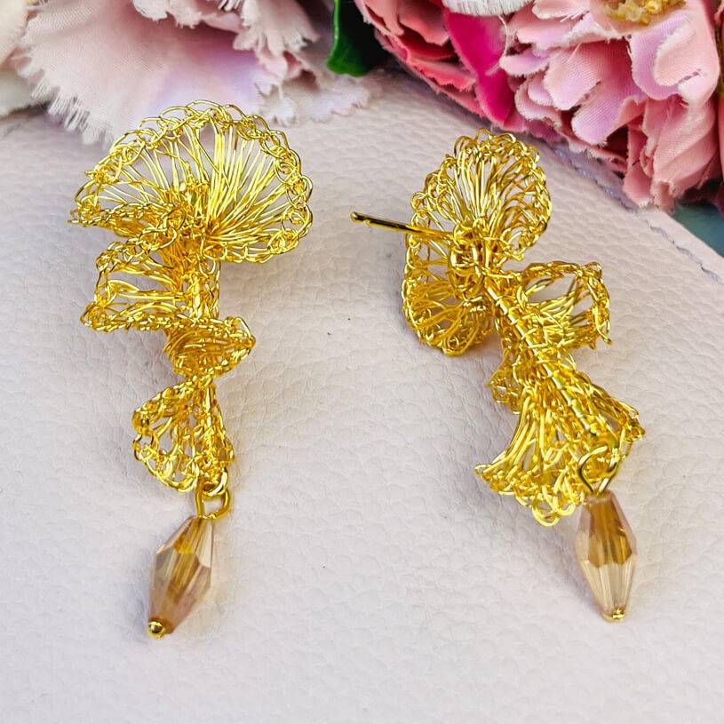 SchwesterSchwester Designer Ohrringe aus goldenen Drähten mit Tropfen Meist gekauft