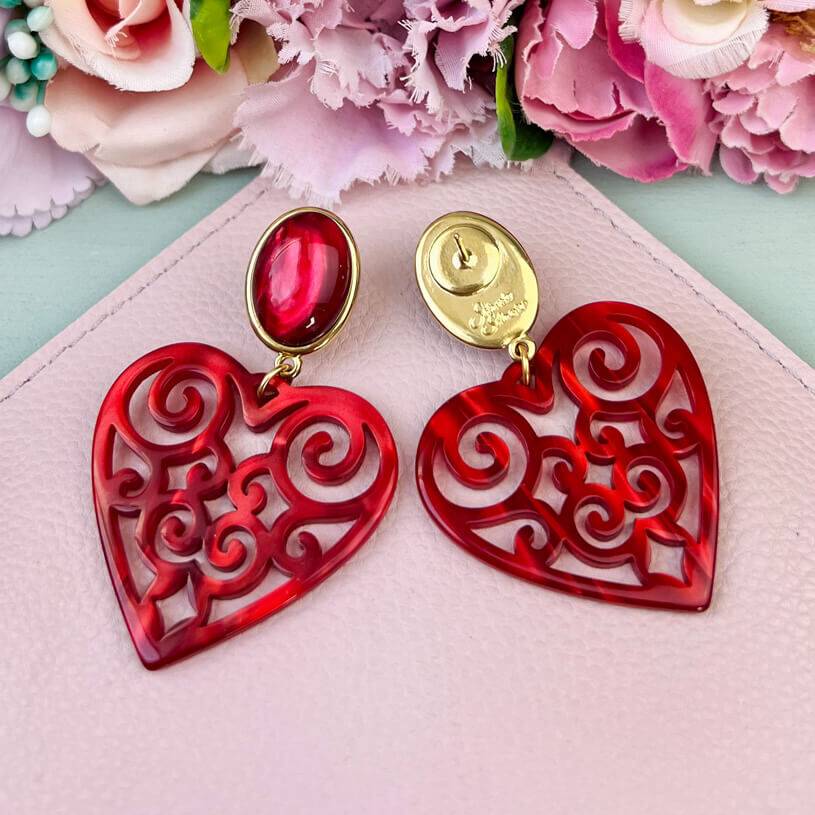 SchwesterSchwester Schöne Ohrringe in schimmerndem Rot mit Herz-Ornamenten von AmuseToi Fabrik Onlineshop