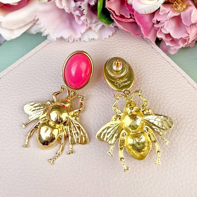 SchwesterSchwester Pinkfarbener Ohrstecker mit goldener Hummel von AmuseToi Flash Sale