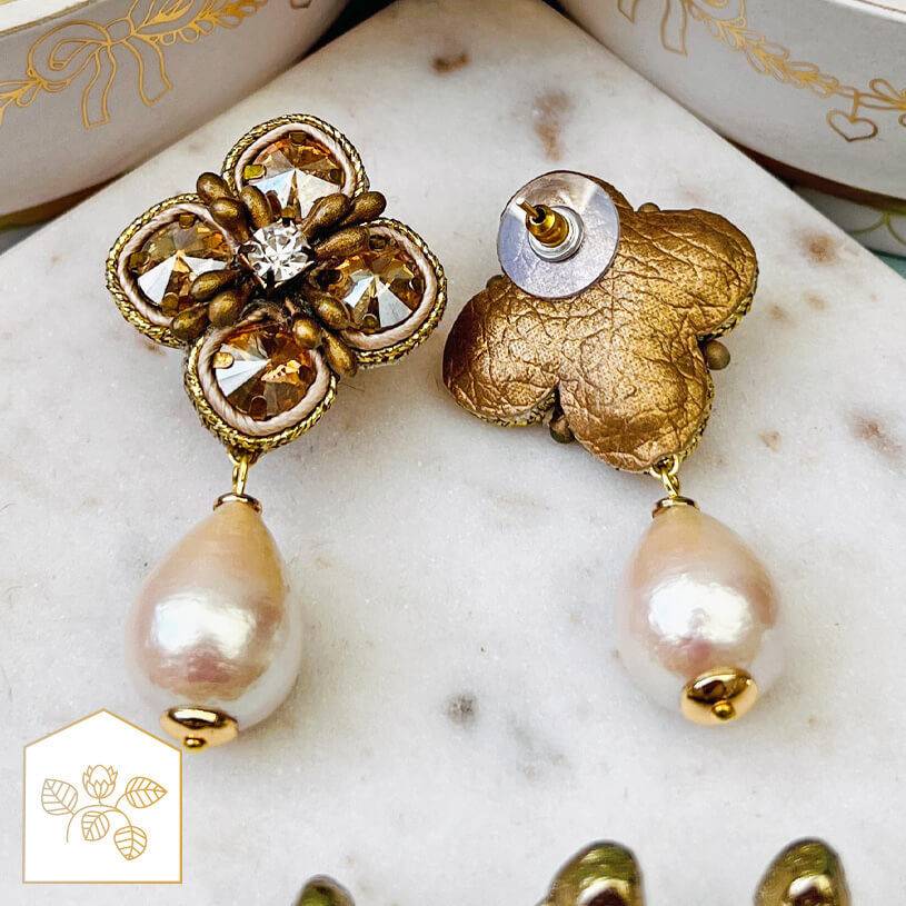 SchwesterSchwester Blüten-Soutache-Ohrstecker in Gold und Champagner mit Baumwolltropfen Begrenztes Angebot