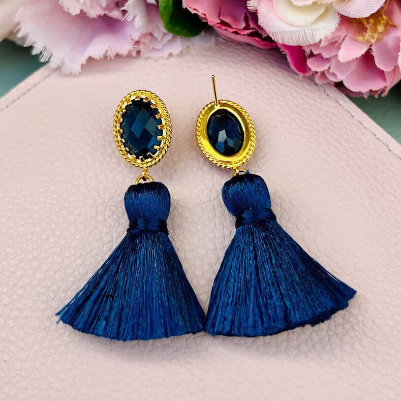 SchwesterSchwester Funkelnde vergoldete Quastenohrringe in Marineblau von Janne v. d. Heide Online Shopping