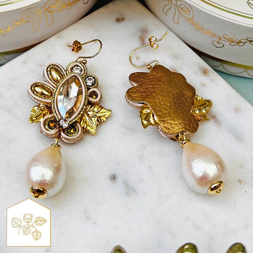 SchwesterSchwester Raffinierte Soutache-Ohrhänger in Gold und Champagner mit Baumwolltropfen Online Outlet