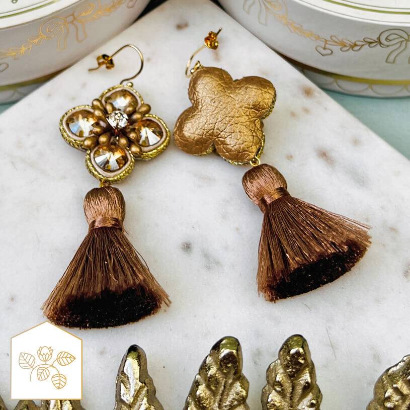 SchwesterSchwester Blüten-Soutache-Ohrhänger in Gold und Champagner mit brauner Quaste Zeitlich begrenztes Angebot