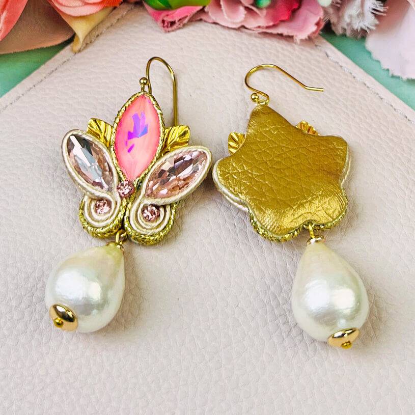 SchwesterSchwester Schöne Soutache-Ohrhänger in Rosa und zartem Gold mit Baumwolltropfen Blitzangebot