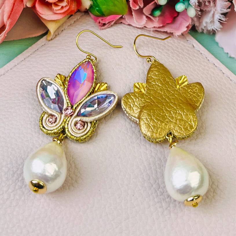 SchwesterSchwester Schöne Soutache-Ohrhänger in Flieder und Gold mit Baumwolltropfen Neuheiten