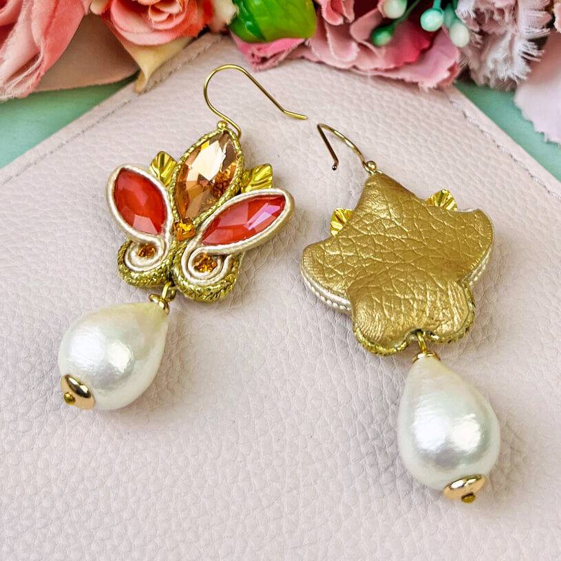 SchwesterSchwester Schöne Soutache-Ohrhänger in Gold und koralligem Pink mit Baumwolltropfen Kauf eins, bekomm eins gratis