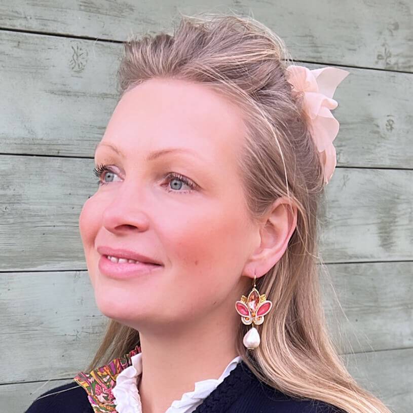 SchwesterSchwester Schöne Soutache-Ohrhänger in Gold und koralligem Pink mit Baumwolltropfen Kauf eins, bekomm eins gratis