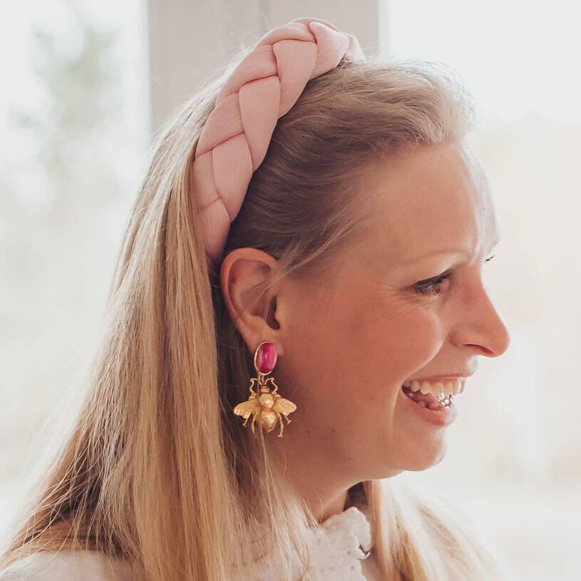 SchwesterSchwester Breiter geflochtener Satin-Haarreif in zartem Rosa VIP-Rabatte