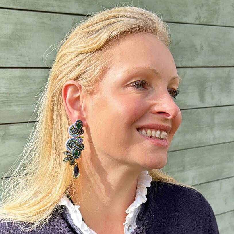 SchwesterSchwester Vorbestellbar - Raffinierte Soutache-Ohrstecker in Blautönen JETZT KAUFEN