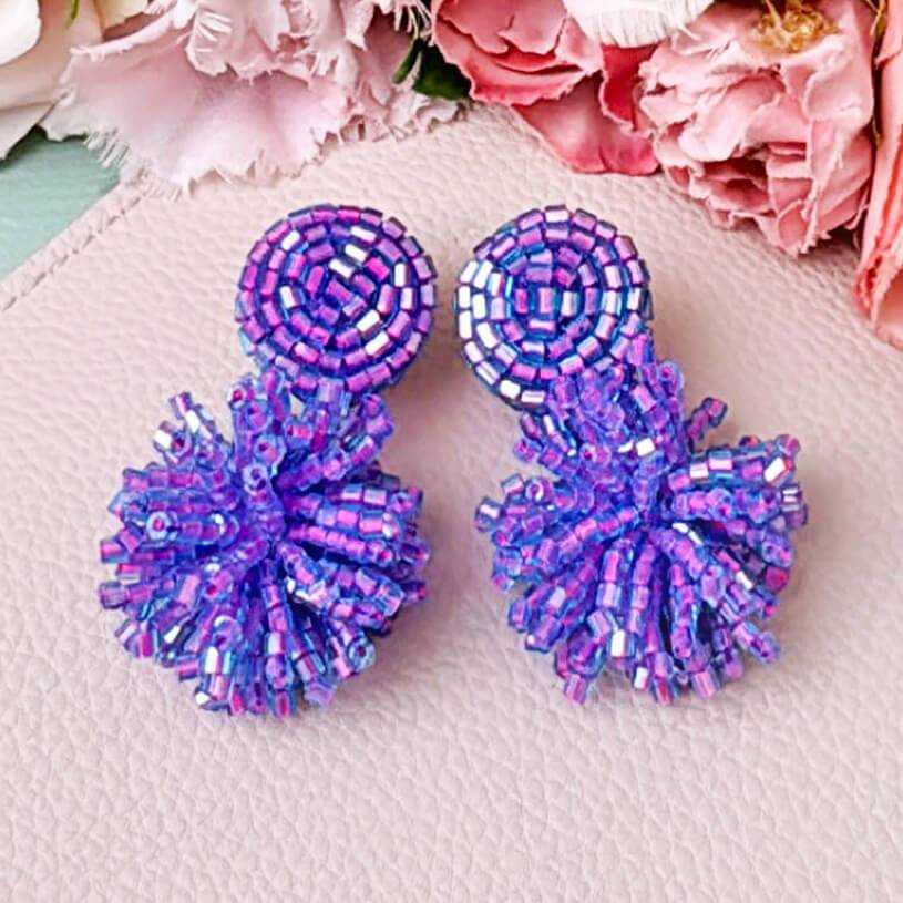 SchwesterSchwester Moderne Statementohrringe aus Perlen in Rosa mit Blauschimmer Discount Store für neue Produkte