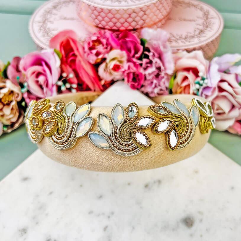 SchwesterSchwester Stoff-Haarreif in Creme mit Soutache-Applikationen in Champagner und Gold Online