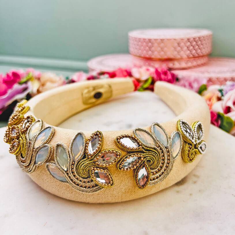SchwesterSchwester Stoff-Haarreif in Creme mit Soutache-Applikationen in Champagner und Gold Online