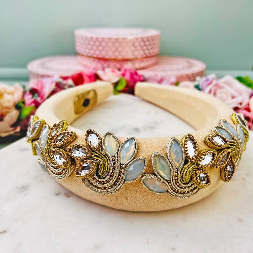 SchwesterSchwester Stoff-Haarreif in Creme mit Soutache-Applikationen in Champagner und Gold Online