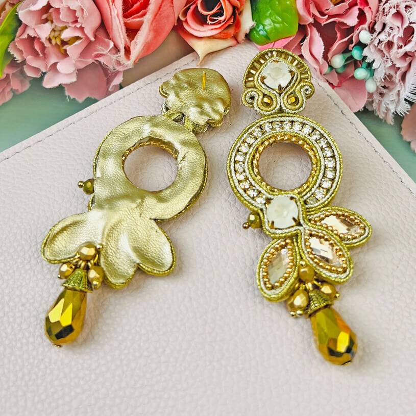 SchwesterSchwester Opulente Soutache-Ohrringe in Gold und Champagner Outlet