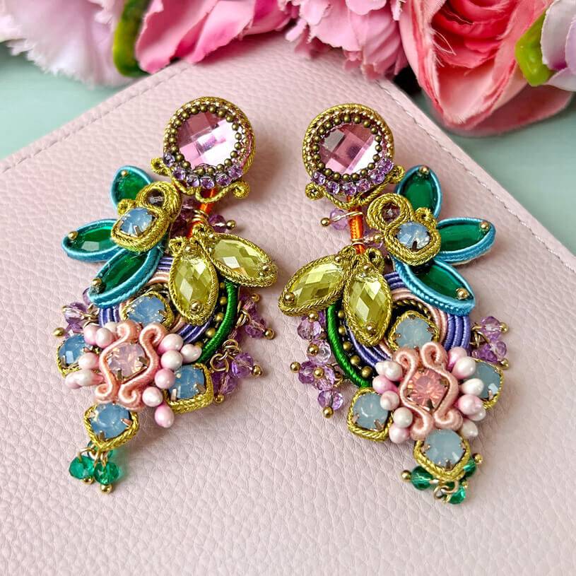 SchwesterSchwester Set aus Soutache-Ohrringen in pastelligen Farben und Satin-Haarreif in Hellblau im Angebot