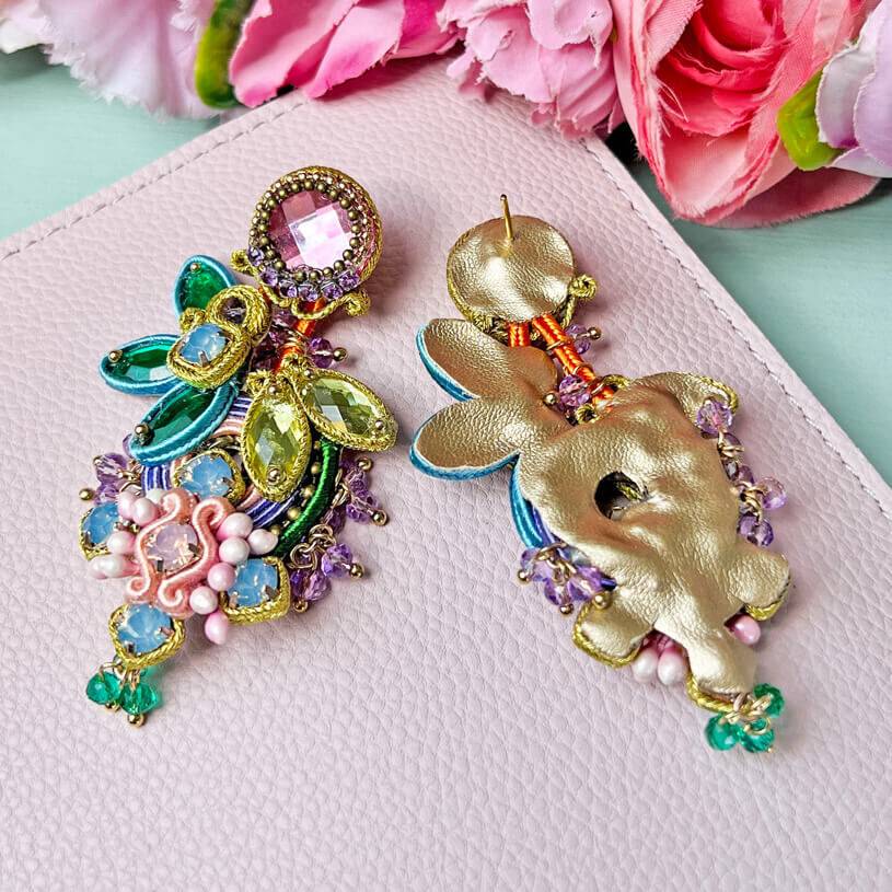 SchwesterSchwester Set aus Soutache-Ohrringen in pastelligen Farben und Satin-Haarreif in Hellblau im Angebot