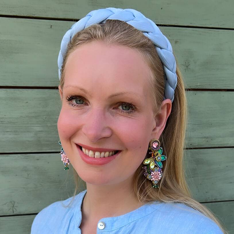 SchwesterSchwester Set aus Soutache-Ohrringen in pastelligen Farben und Satin-Haarreif in Hellblau im Angebot