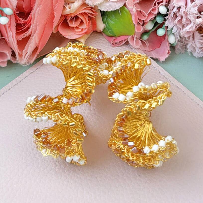 SchwesterSchwester Extravagante Statement-Ohrringe aus goldfarbenen Drähten und Perlen Günstiger Verkauf