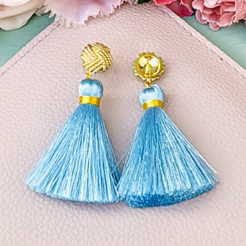SchwesterSchwester Vergoldete Knoten-Ohrstecker mit hellblauer Quaste Fabrik Onlineshop