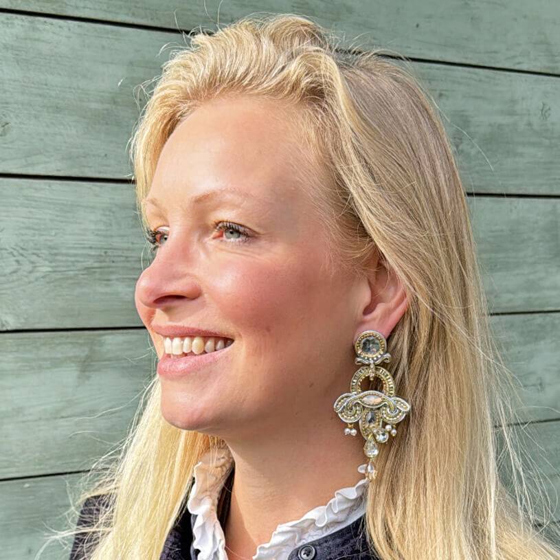 SchwesterSchwester Vorbestellbar - Geschwungene Soutache-Ohrstecker in Champagner Exklusivangebot