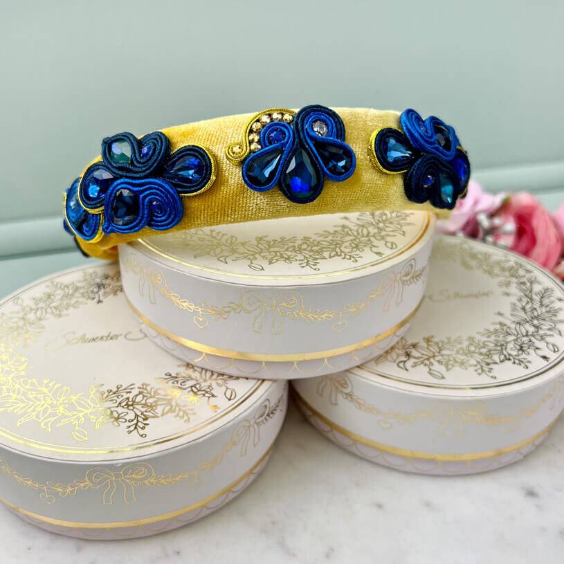SchwesterSchwester Breiter Samt-Haarreif in Gelb mit Soutache-Applikationen in Dunkelblau Cyber Monday