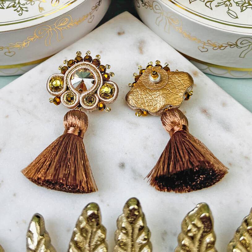 SchwesterSchwester Soutache-Ohrringe in Champagner und Gold mit brauner Quaste Weihnachtsangebot