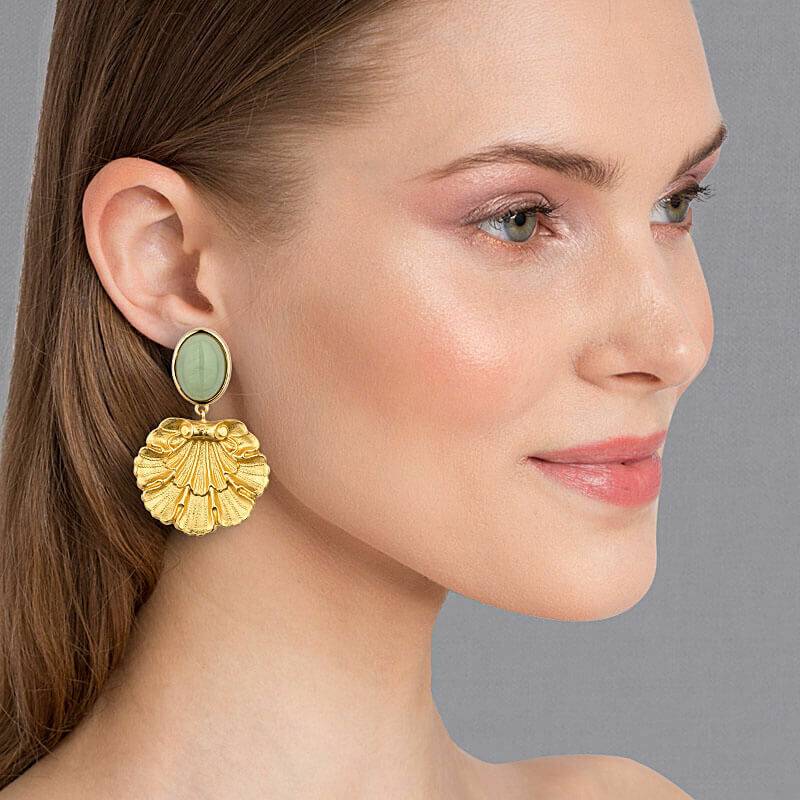 SchwesterSchwester Vergoldete Ohrstecker in Jadegrün mit vergoldetem Muschelornament von AmuseToi Osterangebot